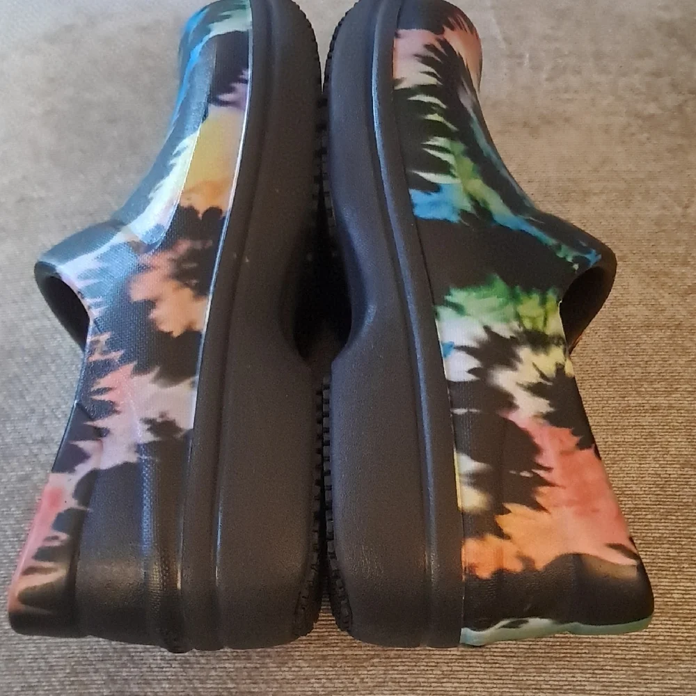 Tie Dye Crocs Clogs Like New condition women's size 7 - Picture 8 of 10